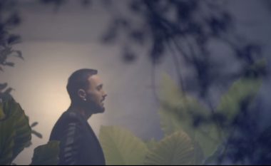 Uki Latifi publikon këngën e re “S’jena”