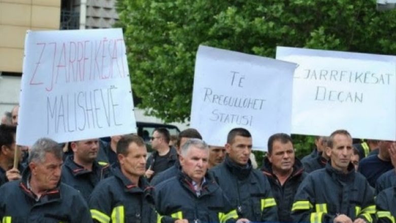 Zjarrfikësit u kthehen protestave