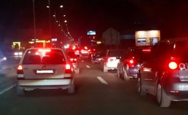 Kolonë veturash nga Fushë Kosova deri te Aeroporti