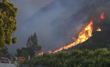 Zjarri në Kaliforni shkatërron mijëra shtëpi