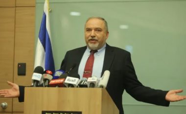 Dorëhiqet ministri i Mbrojtjes i Izraelit, shkak armëpushimi në Rripin e Gazës