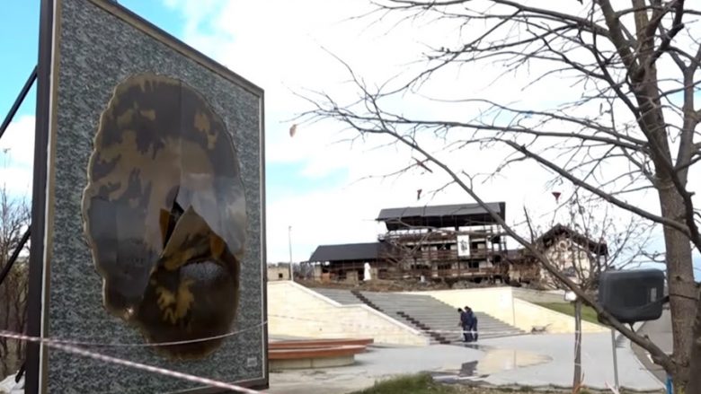 Dëmtohet portreti me fishekë i Adem Jasharit (Video)