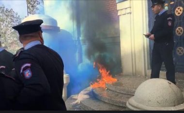 Veliaj publikon foto të policëve të plagosur në protestë