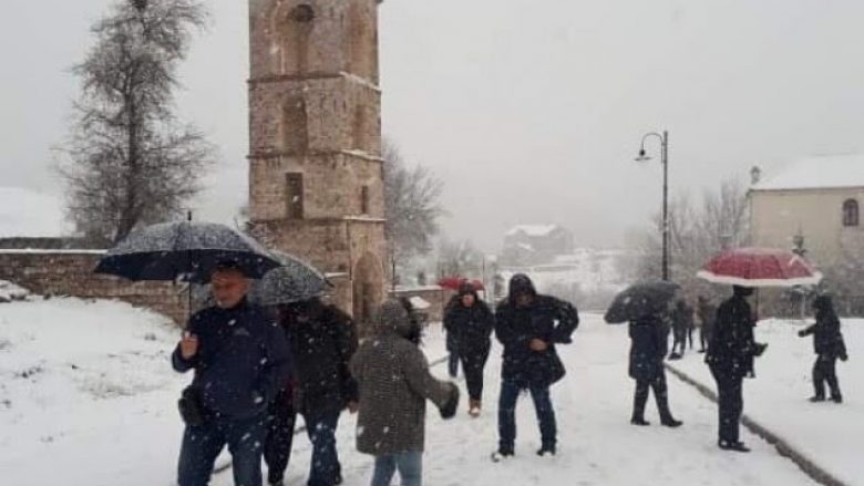 Kishat e Voskopojës mirëpresin vizitorët në borën e parë