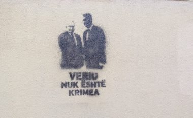 “Veriu nuk është Krimea”, grafite në Prishtinë pas takimit Thaçi-Putin