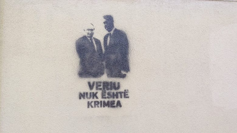 “Veriu nuk është Krimea”, grafite në Prishtinë pas takimit Thaçi-Putin