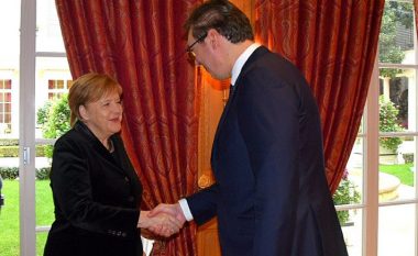 Merkel i thotë Vuçiqit se dëshiron të ruhet paqja dhe stabiliteti në Ballkan