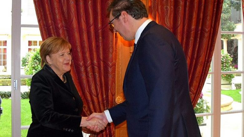 Merkel i thotë Vuçiqit se dëshiron të ruhet paqja dhe stabiliteti në Ballkan