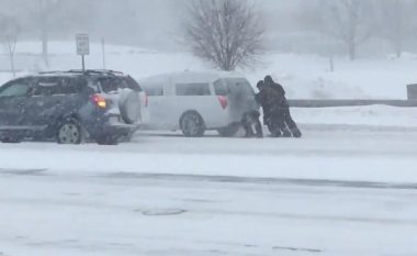 Stuhia e borës godet SHBA-të, tetë të vdekur, mijëra njerëz pa energji elektrike (Video)
