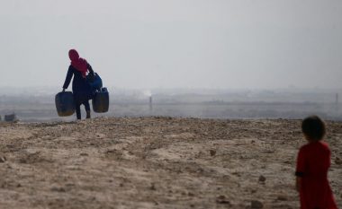 Thatësirë e paparë në Afganistan: Nëna nuk kishte ‘asnjë zgjidhje tjetër’, veçse të shiste vajzën e saj 6-vjeçare (Video)