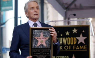 Michael Douglas bëhet me yll në Bulevardin e Famës në Hollywood