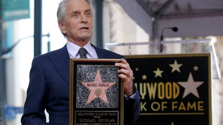 Michael Douglas bëhet me yll në Bulevardin e Famës në Hollywood