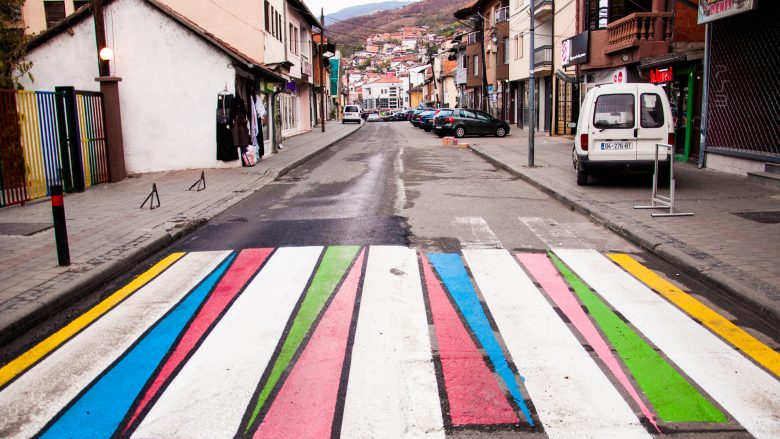 Zebra shumëngjyrëshe në Prizren për të shtuar sigurinë në trafik