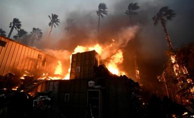 Shkon në 23 numri i viktimave nga zjarret në Kaliforni