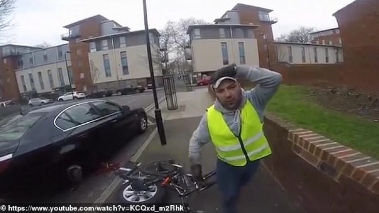 Çiklisti u përplas për të dhe ia lëndoi kokën, reagimi i mekanikut ishte i çuditshëm (Video)