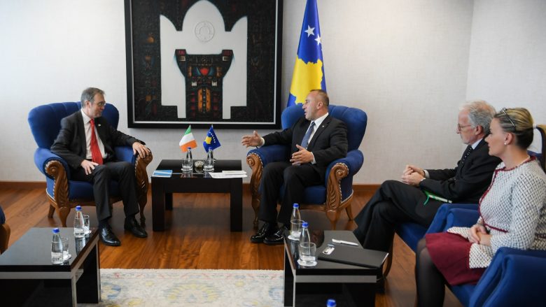 Haradinaj dhe ambasadori Kelly flasin për thellimin e bashkëpunimit Kosovë-Irlandë