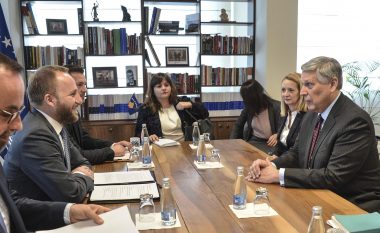 Tahiri takoi ambasadorin amerikan, flasin për sistemin e drejtësisë në Kosovë