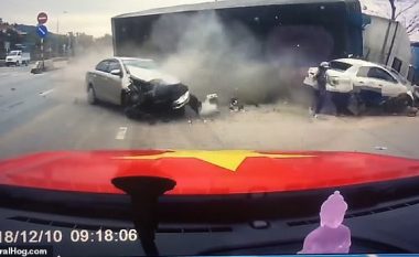 Shoferi i kamionit humb kontrollin mbi timonin, godet disa vetura të parkuara – e ëma me të birin shpëton “për një fije” (Video)