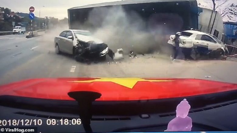 Shoferi i kamionit humb kontrollin mbi timonin, godet disa vetura të parkuara – e ëma me të birin shpëton “për një fije” (Video)