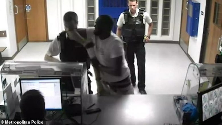 I burgosuri sulmon policin anglez, ia thyen hundën – kamerat e sigurisë filmojnë gjithçka (Video, +18)