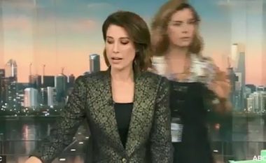 Nuk e dinin se ishin në transmetim live, parukierja ia rregullon flokët prezantueses së lajmeve (Video)