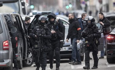 Policia franceze qëllon për vdekje autorin e sulmit në Strasburg (Foto/Video)
