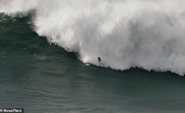 Po bënte “surf” në plazhin e njohur të Portugalisë, dallgët e larta e “gëlltisin” – mrekullisht shpëtohet nga shoku (Video)