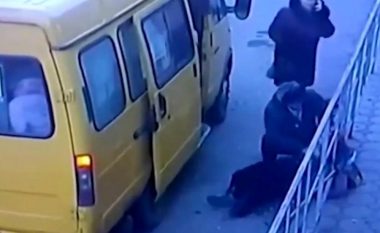 Shokohen rusët, 84-vjeçarja pëson sulm në zemër në minibus – shoferi e nxjerr jashtë dhe e lë në rrugë (Video)