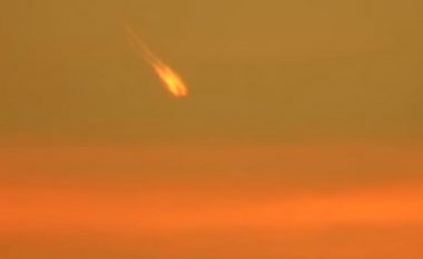 Mendoi se po filmon “topin e zjarrtë” duke fluturuar në drejtim të Tokës, ekspertët e NASA-s thonë se janë gjurmë aeroplani (Video)