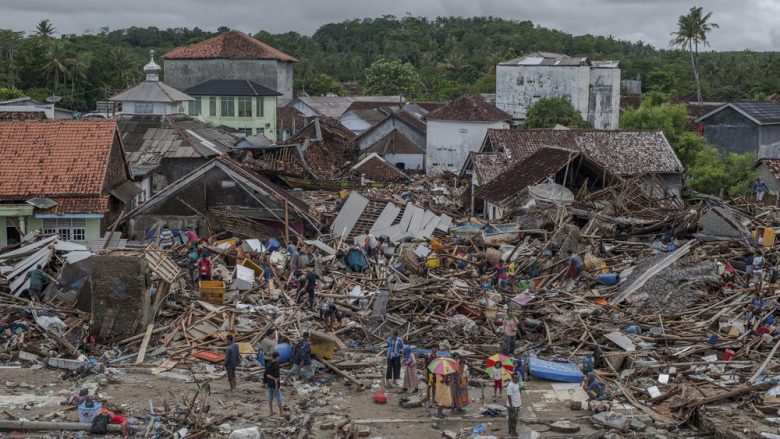 Rritet numri i viktimave në Indonezi, cunami ua merr jetën 372 personave (Foto/Video)