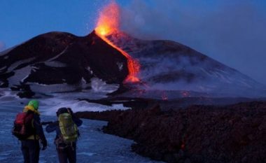 Etna “zgjohet” në vigjilje të Krishtlindjes, Siçilia “shkundet” nga 130 lëkundje (Foto/Video)