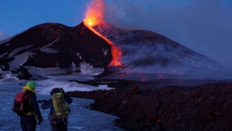 Etna “zgjohet” në vigjilje të Krishtlindjes, Siçilia “shkundet” nga 130 lëkundje (Foto/Video)