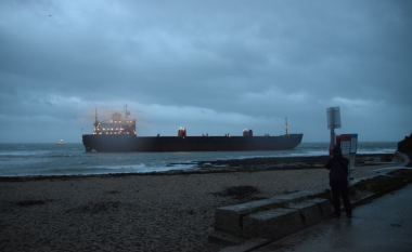 Dramë në plazhin e Anglisë, anija transportuese ruse 180 metra e gjatë ngecë në rërë – shkak erërat e forta (Video)