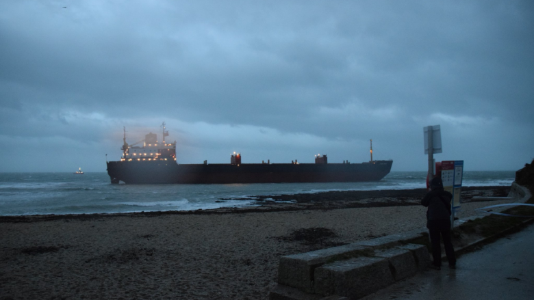 Dramë në plazhin e Anglisë, anija transportuese ruse 180 metra e gjatë ngecë në rërë – shkak erërat e forta (Video)