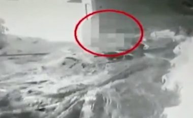 Momenti kur cunami në Indonezi “merr me vete” një person (Video, +16)