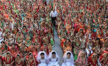 Ceremoni masive, qindra femra jetime martohen në të njëjtën ditë (Foto)