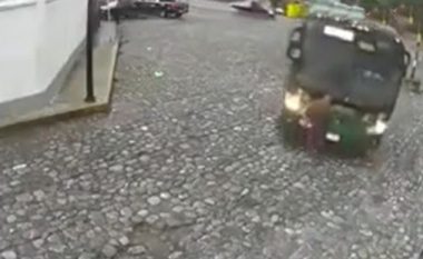 E godet autobusi dhe përfundon nën rrota, meksikania habit kalimtarët – ngritet në këmbë dhe vazhdon rrugën (Video, +18)