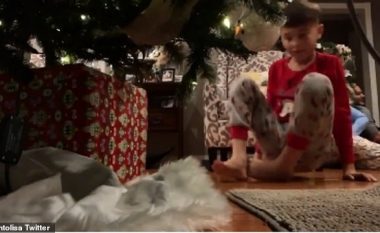Vuri tabletin nën bredh për ta filmuar babadimrin duke ia sjell dhuratat, u zhgënjye kur i pa pamjet (Video)