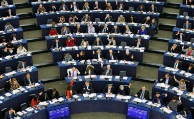 22 deputetë të Parlamentit Evropian letër zyrtare Austrisë dhe KE-së: Të hiqen vizat për Kosovën
