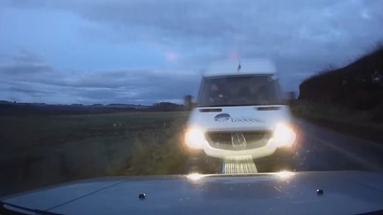 Përplasen drejtpërdrejt me një furgon, familja treanëtarëshe nga Skocia shpëton pa asnjë lëndim (Video, +18)