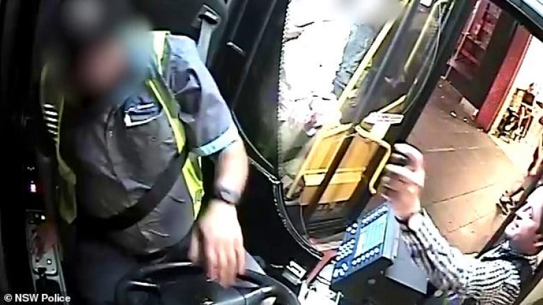 Nuk e lë të futet brenda për shkak se nuk kishte vende të lira, burri spërkat me sprej në fytyrë shoferin e autobusit në Sydney (Video)