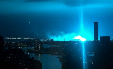 Banorët e New Yorkut menduan se ishin pushtuar nga UFO-t, autoritet njoftuan se bëhet fjalë për shpërthimin e transformatorit (Video)