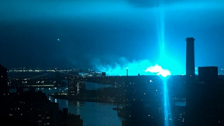 Banorët e New Yorkut menduan se ishin pushtuar nga UFO-t, autoritet njoftuan se bëhet fjalë për shpërthimin e transformatorit (Video)