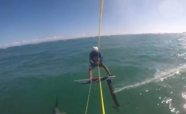 Bënte “surf” me dërrasë, australiani përplaset me peshkaqen (Video)