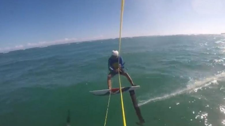 Bënte “surf” me dërrasë, australiani përplaset me peshkaqen (Video)