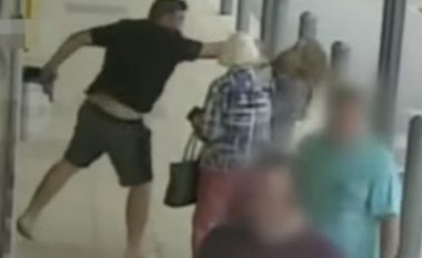 Mendoi se janë “shtriga” dhe i bënë magji, australiani sulmon brutalisht 90-vjeçaren dhe mbesën e saj (Video, +18)