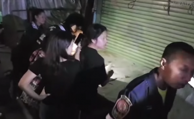 Dëgjuan foshnjën duke qarë në rrugë, banorët e Bangkokut u habitën kur gjetën beben dyjavëshe të mbështjell me batanije (Video)