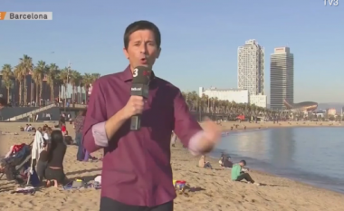 Gazetari spanjoll raporton live nga plazhet e bukura të Barcelonës, prapa shpinës së tij shfaqet një burrë lakuriq (Video)