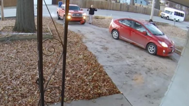 Pas aksidentit bizar me vetura në oborrin e shtëpisë, çifti bashkëshortor nga Iowa bëhen hit në internet (Video)