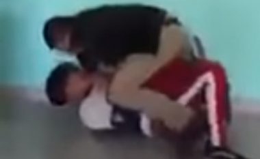 Arsimtari meksikan ia përplas kokën për dyshemeje nxënësit që refuzoi të mos e përdor telefonin (Video, +18)